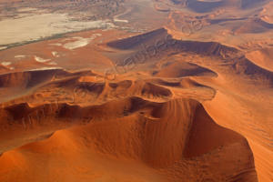 Weiße Sprenkel in rotem Sand