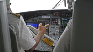 Flug mit Blick ins Cockpit          