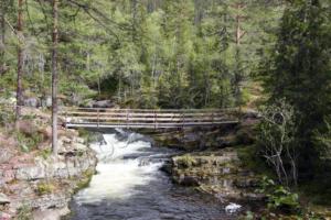 Brücke über die Brata-Fälle