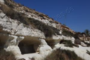 Agua Amarga: Höhlen im Fels