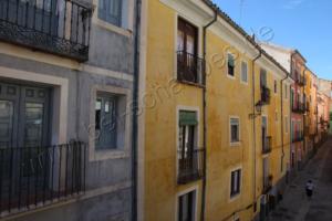 Cuenca: bunte Häuserfassade