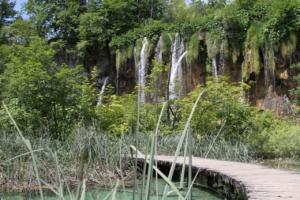 Wasserfall mit Holzweg  