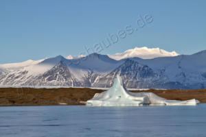 Ein Eisberg in der Landschaft 