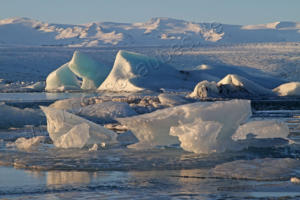 Leuchtend blaue Eisblöcke 