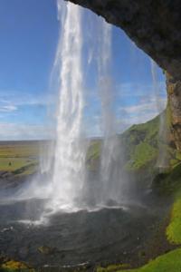 Der Seljalandsfoss von hinten