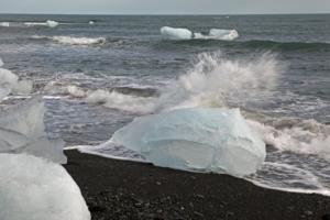 Eisbrocken am Strand