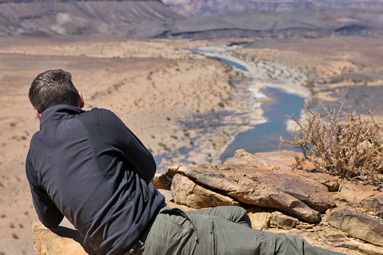 Dirk genießt den Ausblick auf den Fish River Canyon