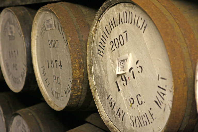 Whiskyfässer bei Bruichladdich auf Islay