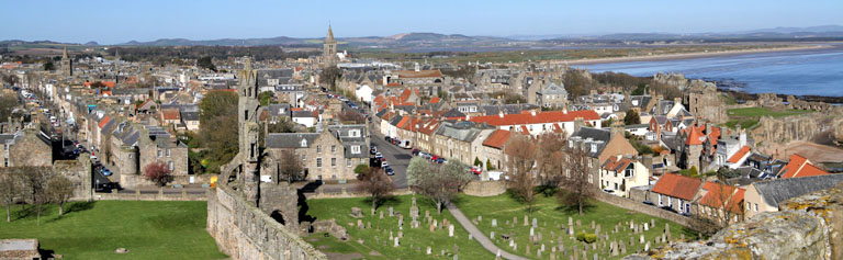 Panoramafoto von St. Andrews, aufgenommen aus dem Turm der Kathedrale