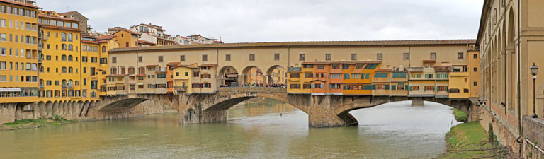 Panoramafoto des Ponte Vecchio in Florenz