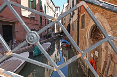 Brückengeländer in Venedig