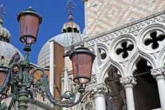 Laternen auf dem Markusplatz in Venedig