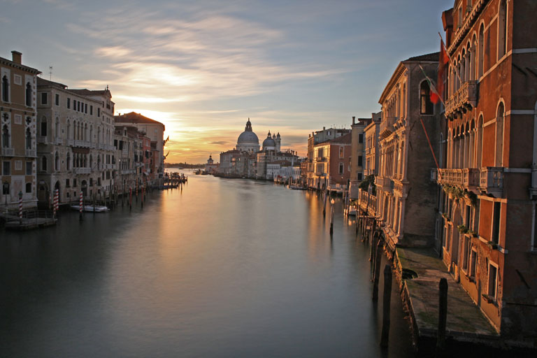 Morgenstimmung an der Accademia-Brücke in Venedig