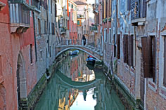 Kleine Kanäle und Brücken in Venedig