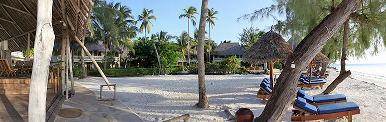 Am Strand des Michamvi Sunset Bay Hotels auf Sansibar
