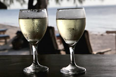 Weißwein am Strand auf Sansibar