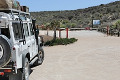 Landy am Gate zum Namaqua Park in Südafrika