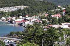 Blick von oben auf Deshaies (Guadeloupe)