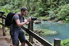 Dirk fotografiert am Rio Celeste in Costa Rica