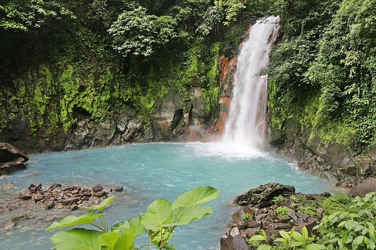 türkisblaues Wasser am Wasserfall des Rio Celeste in Costa Rica