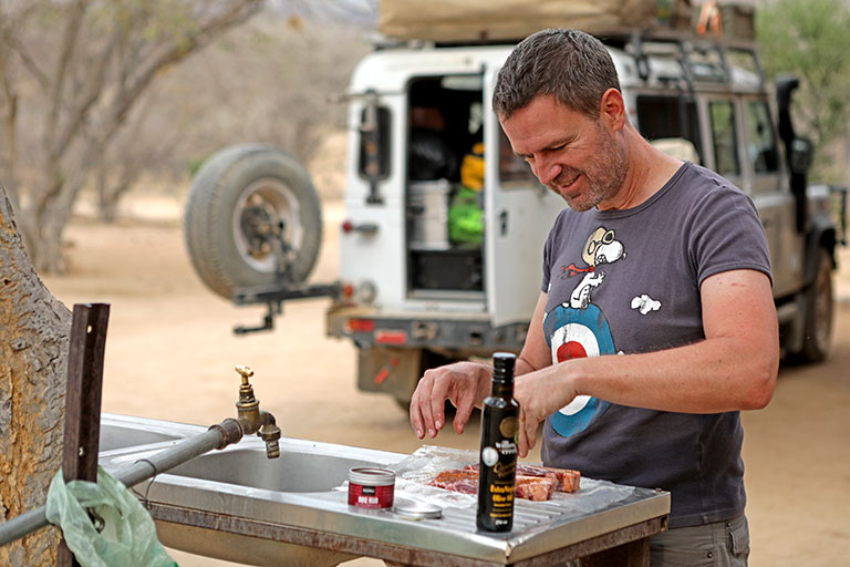 Dirk mariniert das leckere Sirloin, Omandumba, Namibia