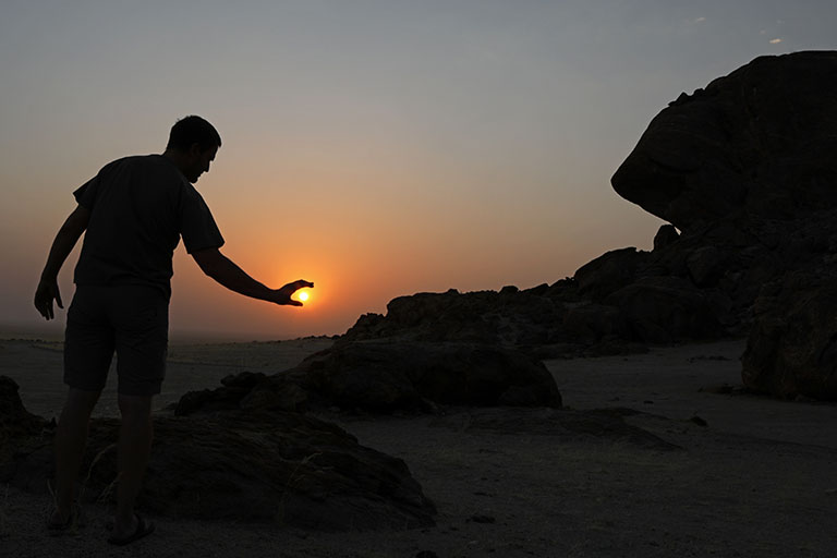 Dirk fängt den Sonnenuntergang auf Mirabib, Namibia 