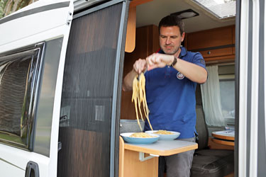 Dirk kocht Spaghetti auf der Pikowai Campsite, Neuseeland