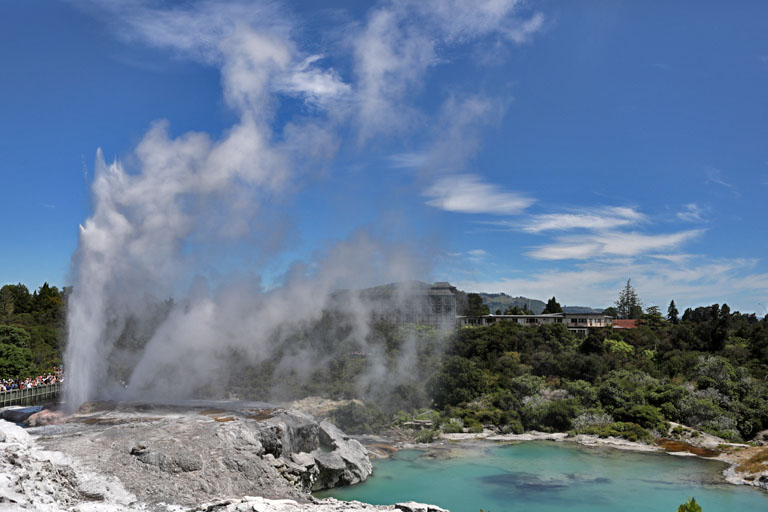 der Pohutu-Geysir in Te Puia, Neuseeland