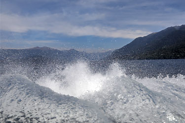 spritzige bootsfahrt über den lake te anau, neuseeland