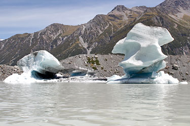 zwei eisberge auf dem tasman lake, gletscher, aoraki mt. cook, neuseeland