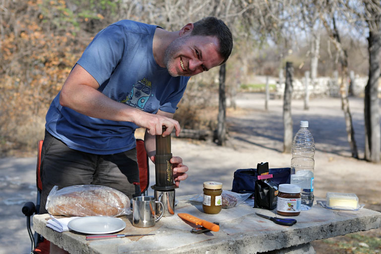 Dirk macht Frühstück auf der Campsite von Roy's Camp, Namibia