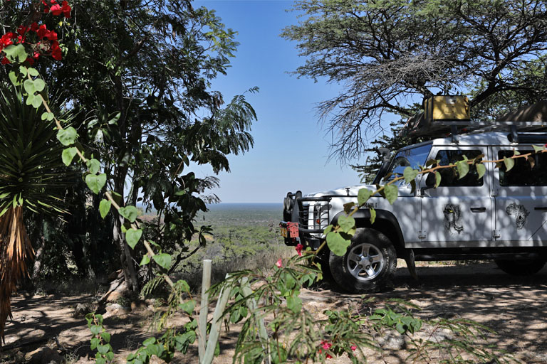 Aussicht mit Landy auf Weaver's Rock, Namibia