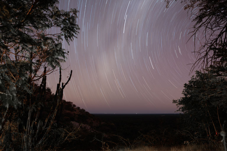 Startrail-Foto auf Weaver's Rock, Namibia