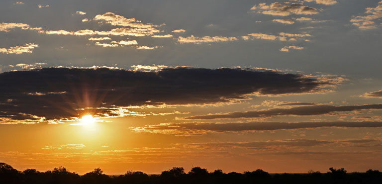Sonnenuntergang in Klein Namutoni, Etosha m Mai 2021