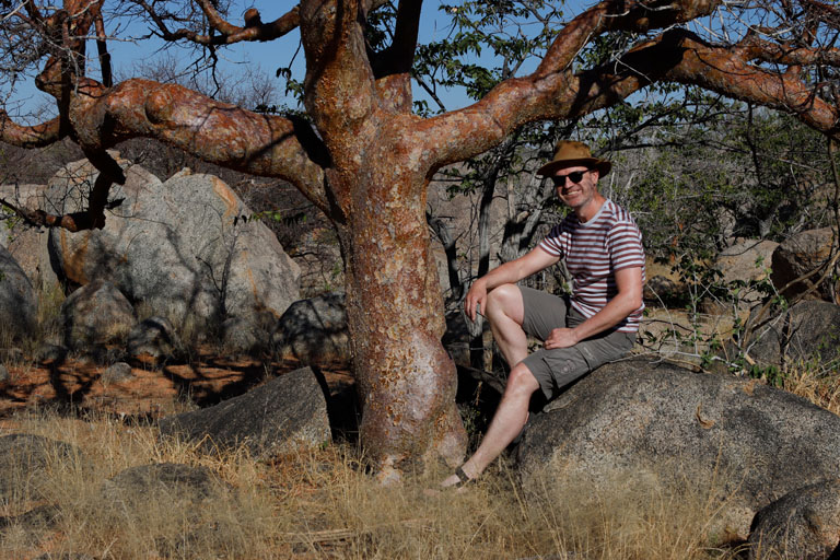 Dirk und Baum auf Hoada, Namibia im Mai 2021