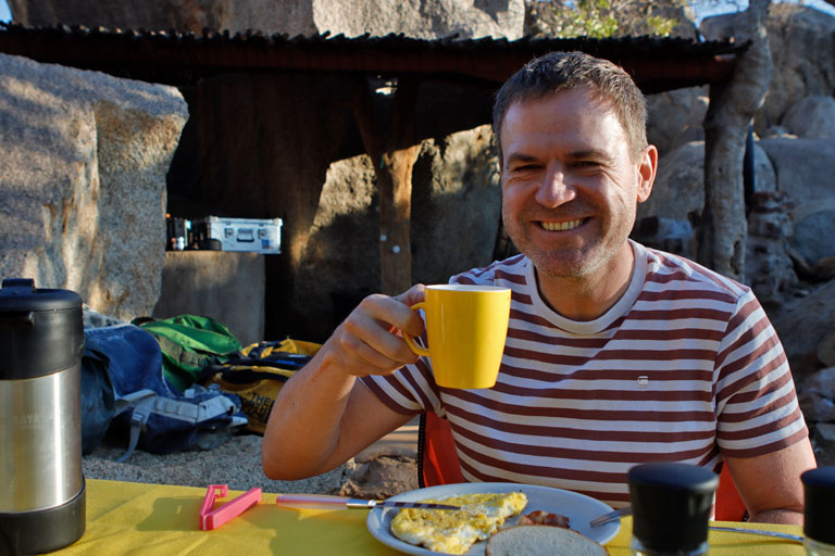 Dirk beim Frühstück auf Hoada, Namibia im Mai 2021