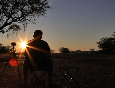 Dirk als Schattenriss im Sonnenuntergang, Camp Madisa Namibia im Mai 2021