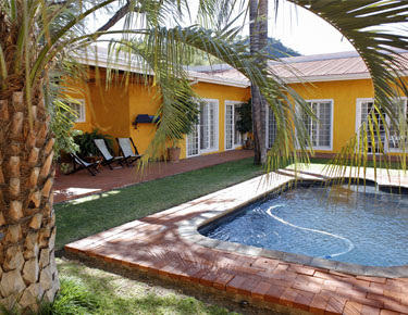 pool in der casa piccolo in windhoek, namibia im Mai 2021