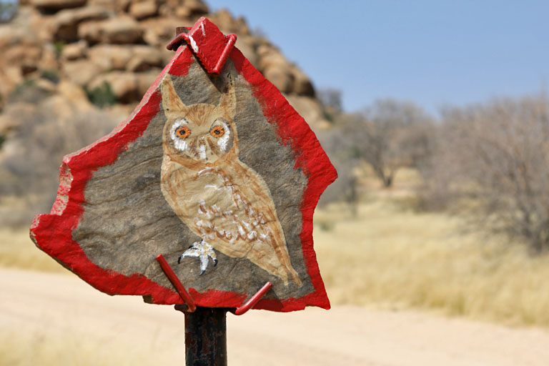wegweiser zur campsite owl auf omandumba, namibia