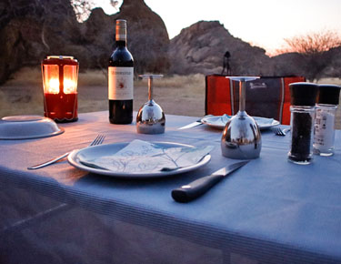 gedeckter tisch zum abendessen auf omandumba, campsite owl, namibia