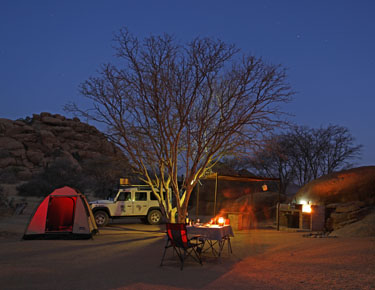 abendstimmung im camp owl auf omandumba, namibia