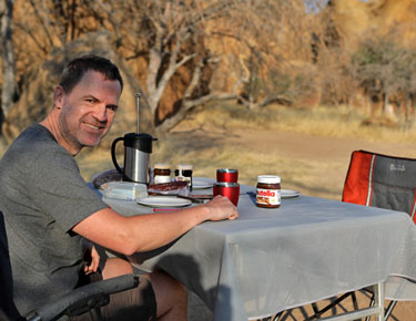 dirk beim fruehstueck im camp owl auf omandumba, namibia