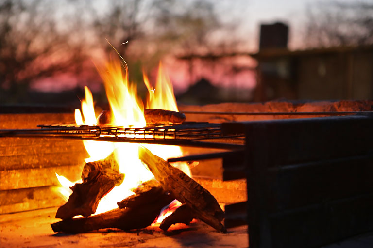grillfeuer auf oppikoppi, namibia