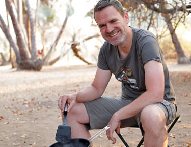 dirk macht fruehstueck im camp cornie, namibia