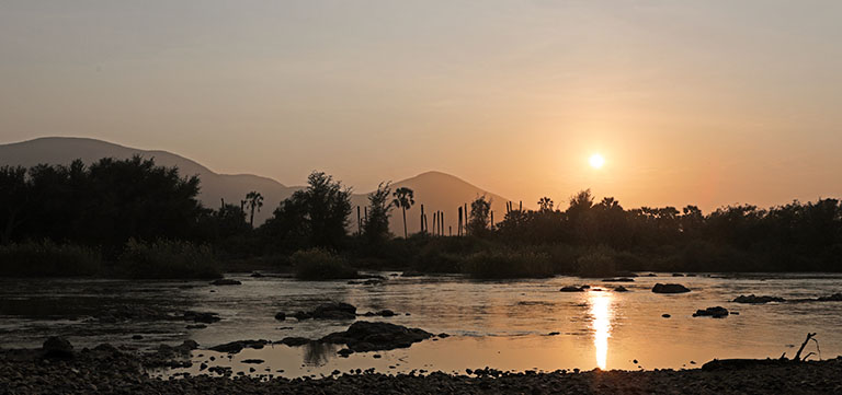 sonnenaufgang ueber dem kunene, camp cornie, namibia