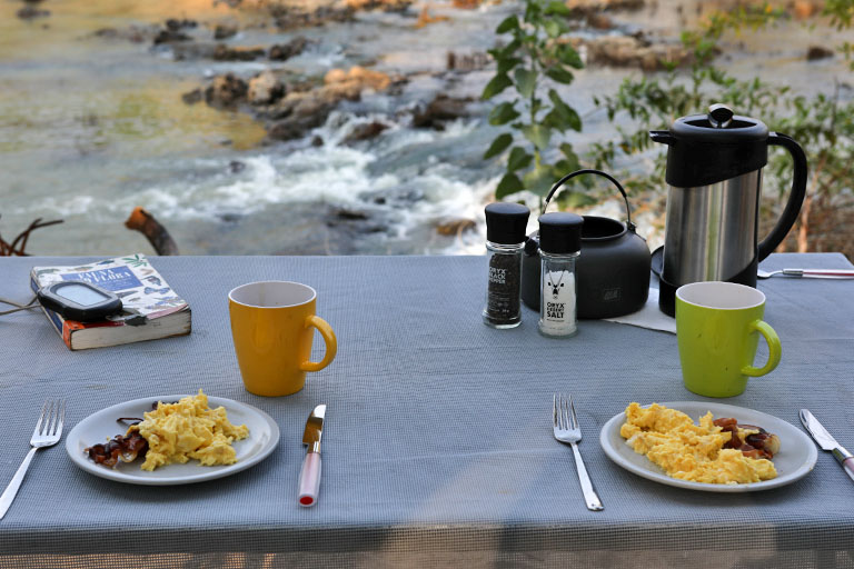 fruehstueck mit aussicht im epupa camp, namibia