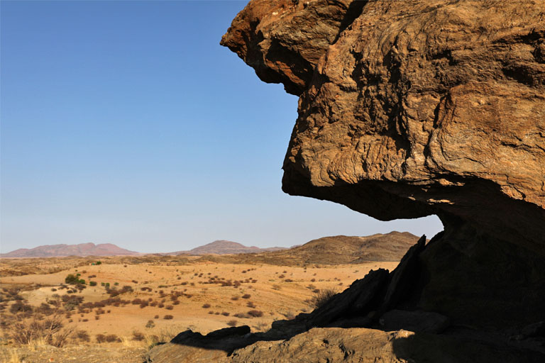landschaft mit felsueberhang auf rooiklip, namibia