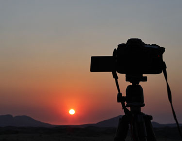 kamera fotografiert den sonnenuntergang auf rooiklip, namibia