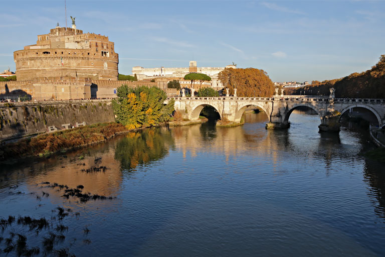 Engelsburg mit Engelsbrücke, Rom im November 2021