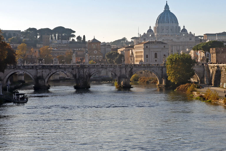 Petersdom im Gegenlicht, Rom, November 2021